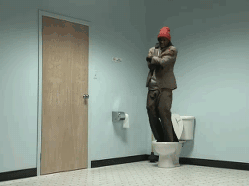 Танцующий туалет. Мужчина бежит в туалет.