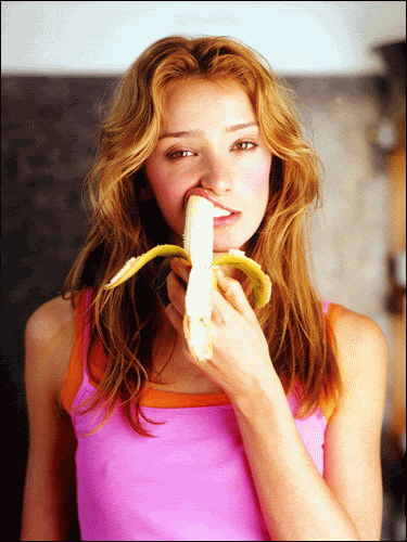 Девушка с бананом. Девочка ест банан. Рыжая девушка с бананом. Девушка ест банан.