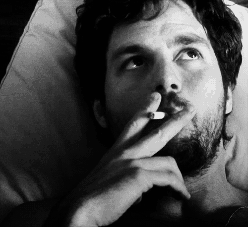 Smoking gif. Марк Руффало гиф. Марк Руффало курит. Руффало курит. Парень задумался.