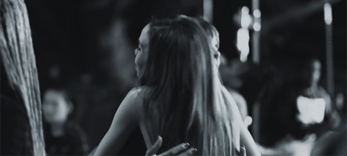 Gif behind. страстный поцелуй в спину. страстный поцелуй с языком. деймон и елена в ванной. мужчина прижимает женщину гиф.