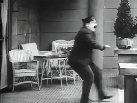 Танец булочек. Чарли Чаплин походка. Чарли Чаплин гифка. Чаплин танец. Чарли Чаплин бегает.