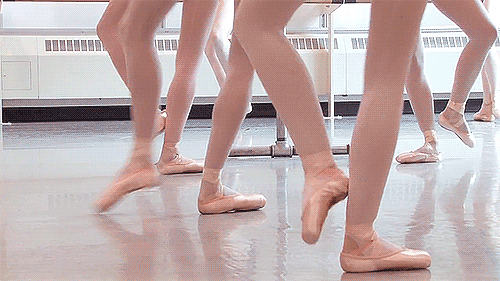 Ноги двигаются назвали. Пуанты gif. Анимированные ноги. Балерина gif. Стройные ноги гиф.