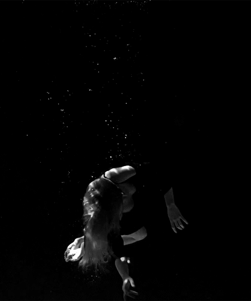 Тонущая в темноте. Девушка танцует в темноте. Черный фон Эстетика. Чёрно белая гифка. Танец на черном фоне.