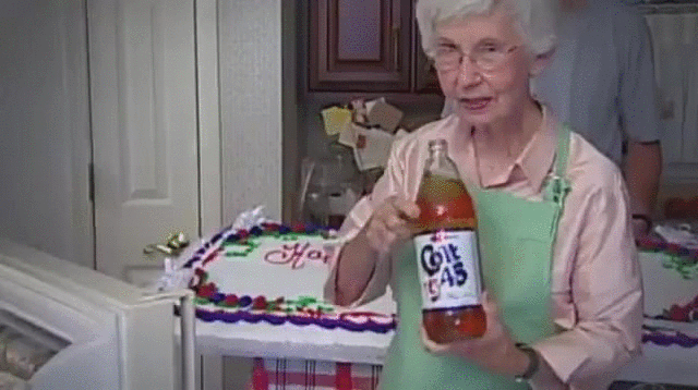 Бабка пьет. Бабка пьет гиф. Гиф бабушки пьют. Бабушка пьет gif.