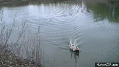 Лодка качается на воде. Лодка по реке гиф. лодка гифка. лодка на реке гиф. река gif.