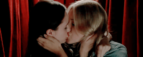 Эми Адамс лесбийский поцелуй.