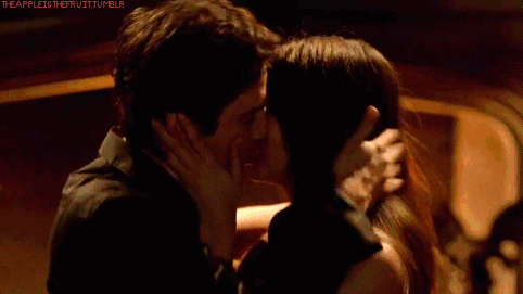 Девушка заставила 2 парней. Деймон Сальваторе поцелуй. Damon and Elena Kiss гиф.