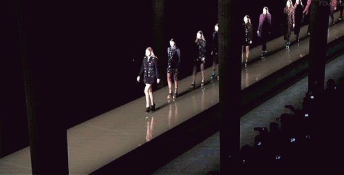Gif mod. Гифка дефиле. Гифки мода. Модели на подиуме гифки. Гифка показ мод.
