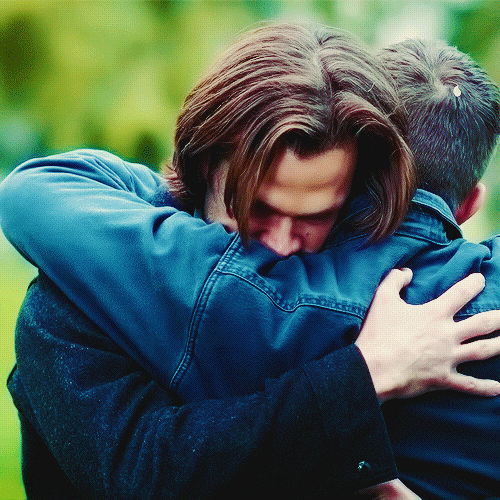Парни обнимают друг друга. Друзья обнимаются. Дружеские объятия мужчин. Объятия братьев. Парни обнимаются.