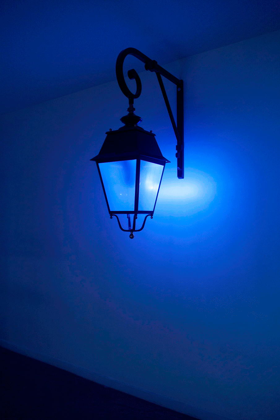 Выключаются фонари. Уличный фонарь. Фонарь ночью. Уличный фонарь ночью. Синие уличные фонари.