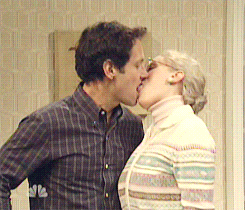Mom old boys. Paul Rudd Kiss. Французский поцелуй с мамой. Поцеловалась с сыном. Поцелуй взрослой женщины.