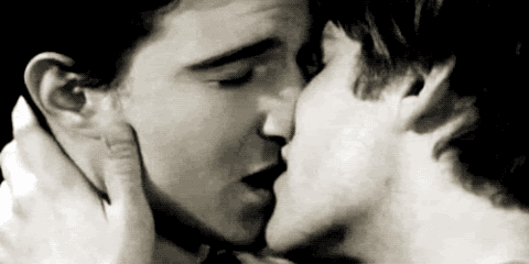 Целоваться друг с другом парня. Поцелуй парней. Французский поцелуй парней. Однополый поцелуй. Нежный поцелуй парней.