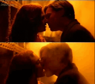 Дядя поцеловал. Титаник ди Каприо и Кейт Уинслет поцелуй. Кейт Уинслет и Леонардо ди Каприо поцелуй. Кейт Уинслет и Леонардо ди поцелуй. Леонардо ди Каприо Титаник поцелуй.