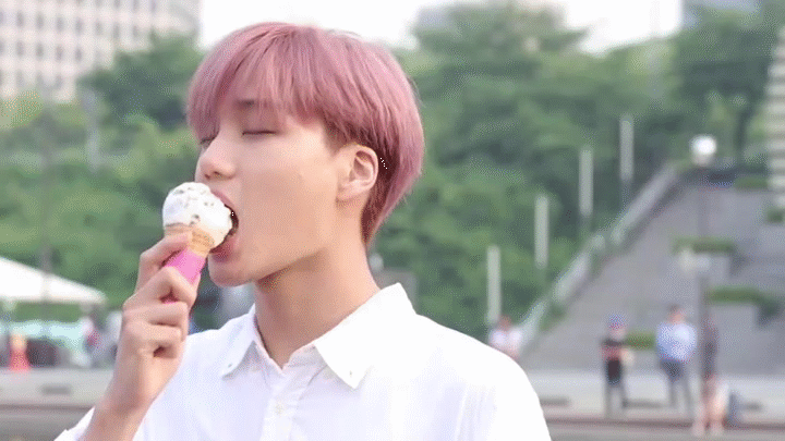 Джин БТС мороженое. БТС едят мороженое. Кореец с мороженым.