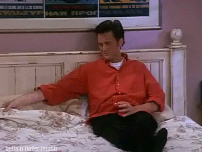 chandler y mónica in bed gif