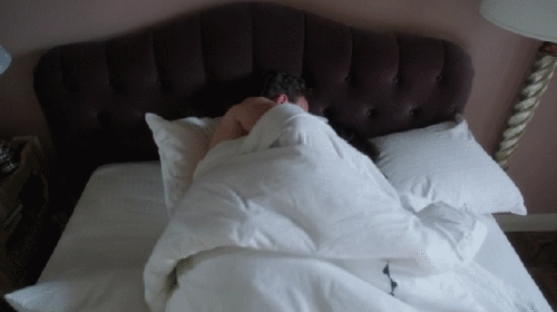 Вагинально-анальный секс с красоткой на постели перед сном