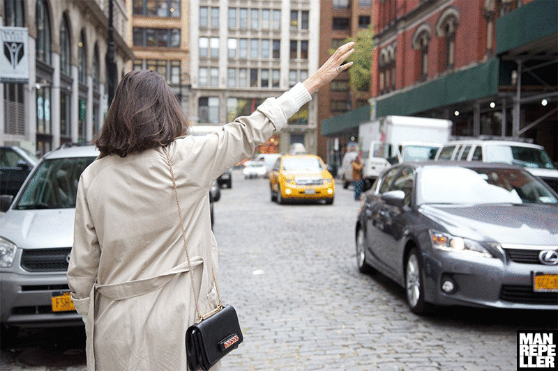 Девушка ловит такси фото