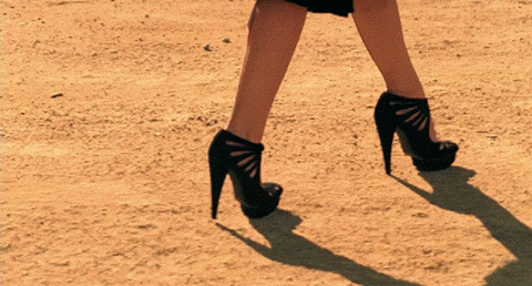 Gif heels. Женские туфли gif. бежит в туфлях. девушка в туфлях гиф. ноги в туфлях гиф.