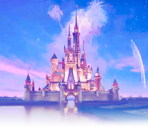 Дисней анимационные. Walt Disney дворец. Уолт Дисней замок. Замок Уолт Дисней Пикчерз. Диснейленд Париж.