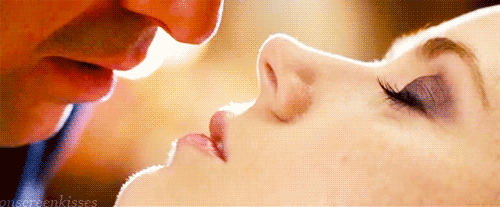 Головку поцелую. Нежный поцелуй. Нежный поцелуй в губы. Поцелуй с языком gif. Поцелуй в губы с языком.