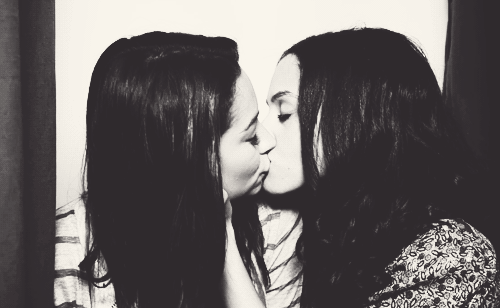 Дерзкие лесбиянки. Красивые девушки целуются. Две девушки целуются. Красивые девушки лизбиянки. Девушки целуются друг с другом.