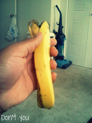 Суета на банане. Банан gif. Фрукты пошлость. Фрукты пошлость бананы. Персик и банан пошлость.