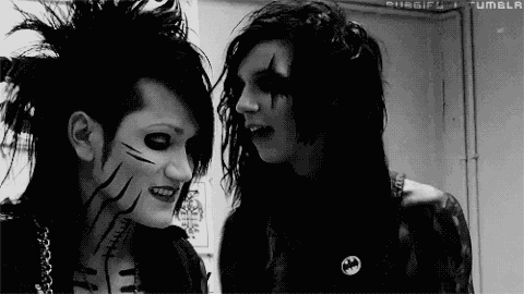 Энди и эшли. Энди Бирсак и Тейлор Момсен. Andy Biersack and Ashley Purdy Kiss. Ashley Purdy с фанатами.