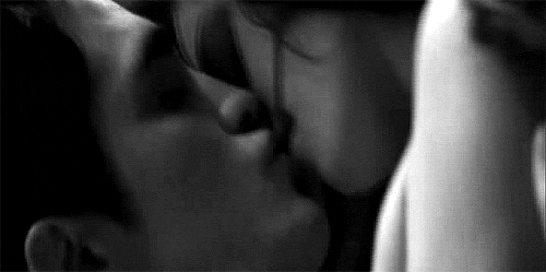 Гиф поцелую с языком. Страстный поцелуй с языком. Гифки поцелуй. Поцелуй с языком gif. Страстный поцелуй в губы с языком.
