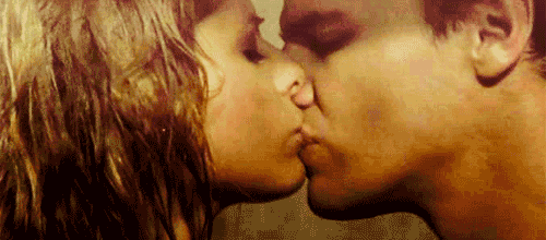Гиф поцелую с языком. Поцелуй с языком. Страстный поцелуй. Гиф поцелуй в губы. Страстный поцелуй с языком.