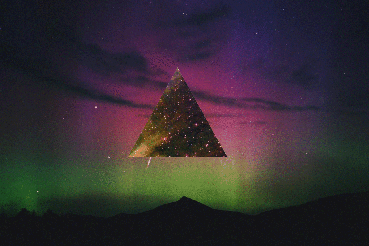 Фото треугольника. Треугольники. Треугольник в небе. Треугольник крутой. Пирамиды на фоне космоса.