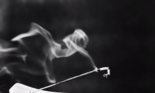 Струйки дыма тянулись навстречу брызгам. Сигаретный дым. Анимированный дым. Дым сигарет гифка. Чёрно белые гифки.