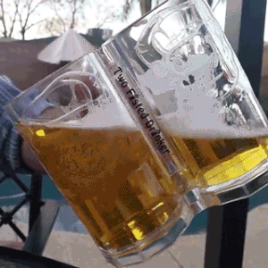 Пей пиво холодное. Разливное пиво гиф. Пивные кружки чокаются. Пиво gif.