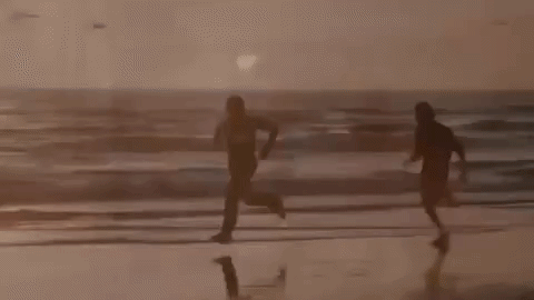 Человек бежит по берегу. Девушка бежит по берегу моря. Девушка бежит гиф. Девушка и парень бегут по пляжу.