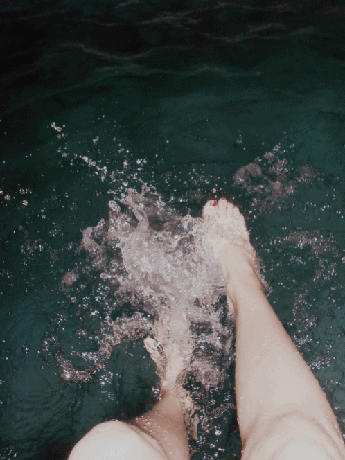 Ноги тонут в воде