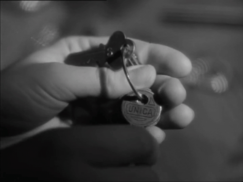 Ключ гиф. Ключ от сердца. Ключ открывает замок гиф. Чёрные ключи в руке.