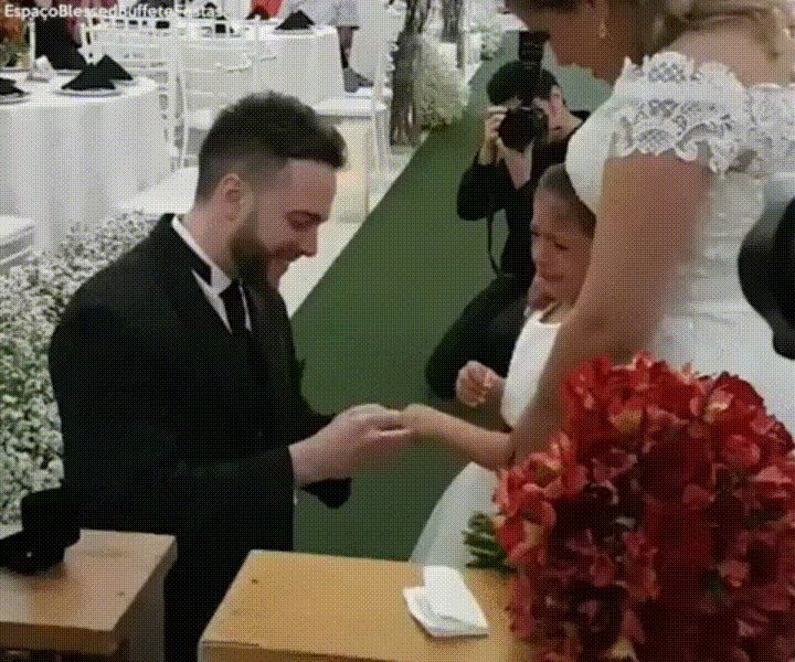 Жених целует невесту. Жених и невеста гифка. Невеста гифки. Папа невесты на свадьбе. Меняю жениха на дракона