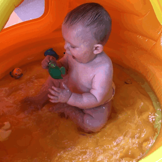 Какаю водичкой. Анимация купание. Купание ребенка gif. Накакал в бассейн.