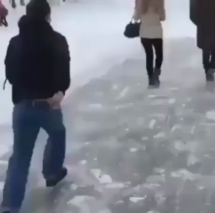 Девки кинули. Парень кидает девушку в снег. Человека толкнули в снег. Гололед анимация. Девушка бросает снег.