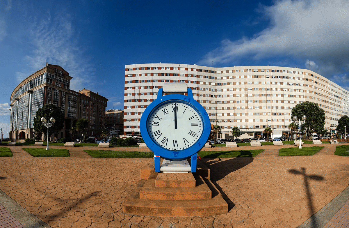 Часы г владивостока. Часы на здании. Здание с часами. Анапа здание с часами. Современные городские часы.