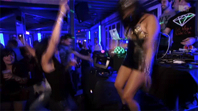 Вечеринка gif. Клубные танцы. Танцы в ночном клубе гиф. Девушка танцует в клубе.