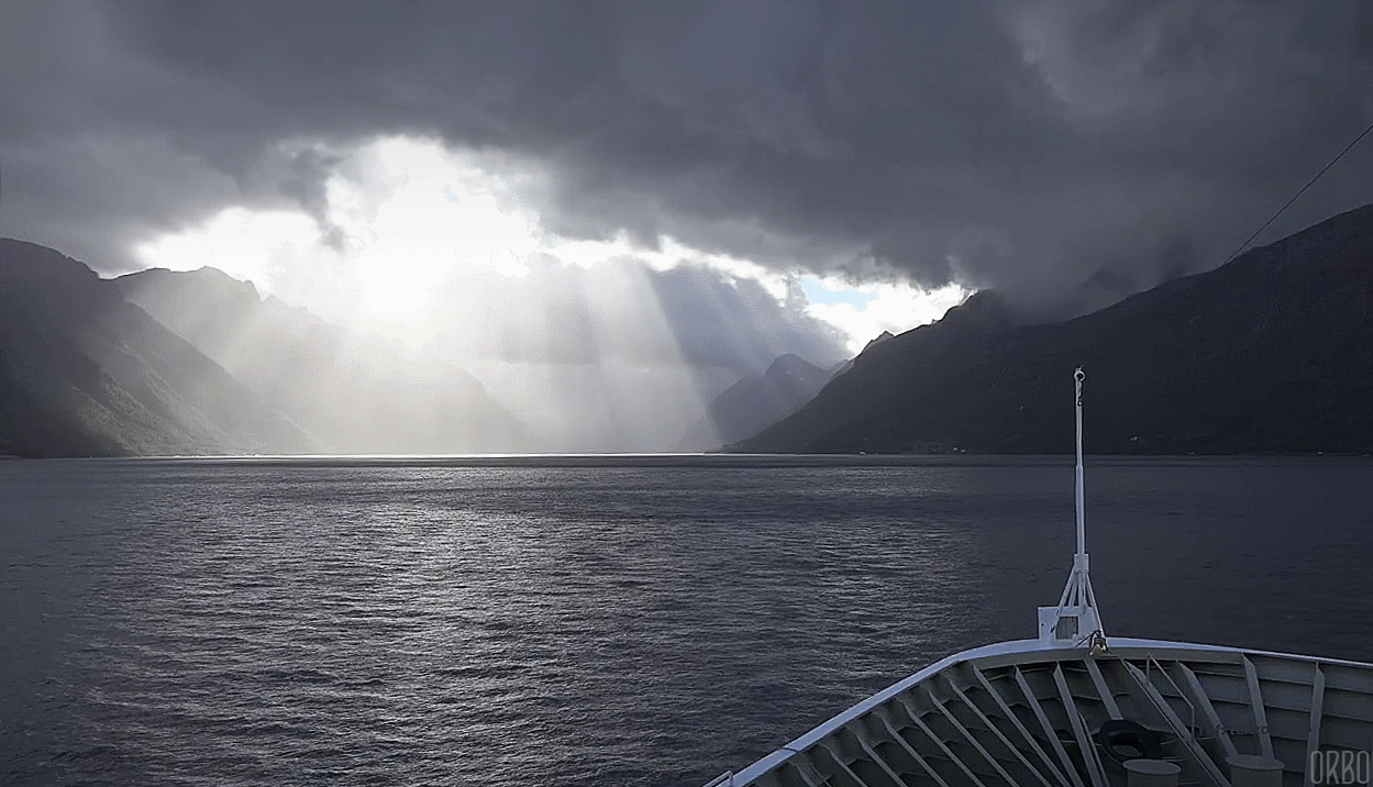 Палуба в тумане. Фьорды шторм. Норвегия шторм. Норвегия волны. Вид:с корабля на гавань.