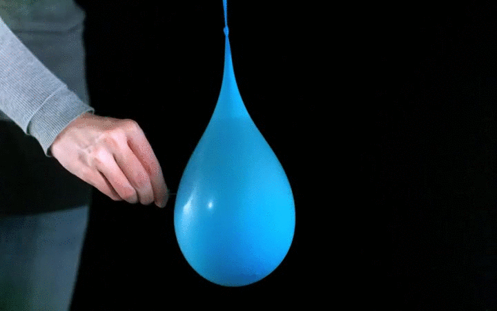 Налить воду в шар. Воздушный шарик лопается. Воздушный шарик с водой. Шарик с водой лопается. Шар наполненный водой.