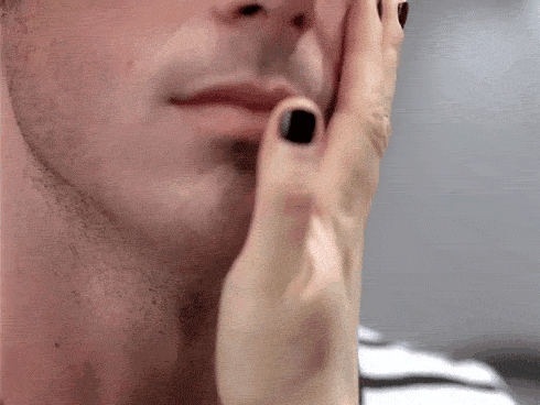 Мужчина мужчине пальцами и языком