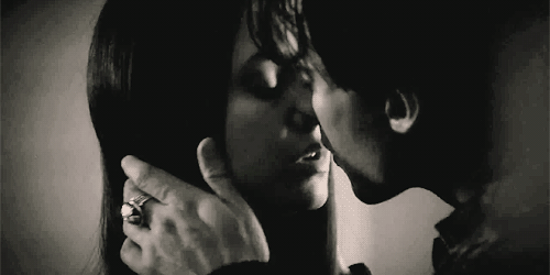 Самый жесткий поцелуй. Damon and Elena Kiss. Дневники вампира поцелуй.