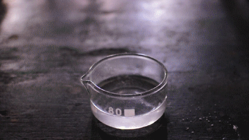 Натрий с водой видео. Химическая реакция натрия с водой. Натрий и вода реакция. Вода гиф. Калий и вода гиф.