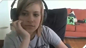 Девушка впервые. Реакция девушек на вебкамеру. Подростки перед веб камерой. Dodger стример.