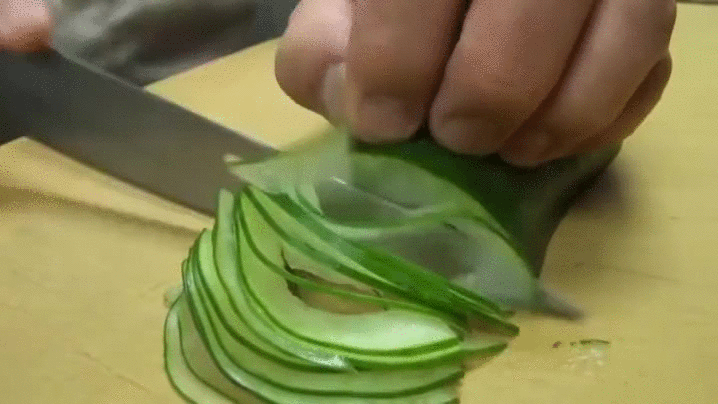 Трение полезно в случае нарезки ножом овощей. Нарезка овощей gif. Нарезанные овощи. Пружинка из огурца. Красивые нарезки анимированные.