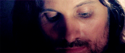 Подниму глаза попрошу. Подниму глаза попрошу. Извинения для мамы. Мем. Блондинка с короткими волосами со спины.