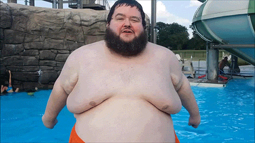 Тряска животом. Толстый человек в бассейне. Толстый мужчина в бассейне.