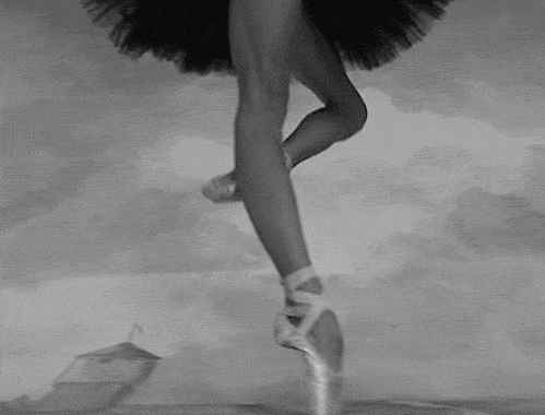 Ноги двигаются назвали. Балерина. Балерина кружится. Ноги в движении. Девушка кружится в танце.